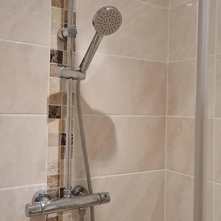 Large Double Room With Ensuite And Double Shower - Homestay Bishops Frome Exterior photo