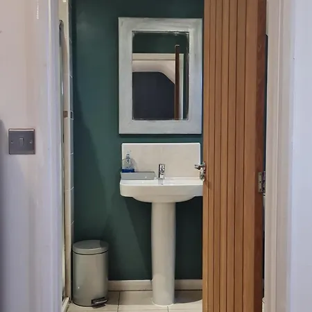 Large Double Room With Ensuite And Double Shower - Homestay Bishops Frome Exterior photo