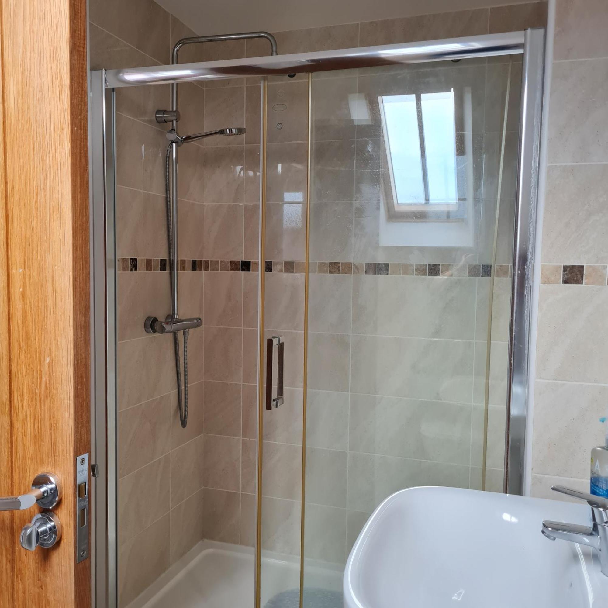 Large Double With Ensuite And Double Shower - * Bishops Frome